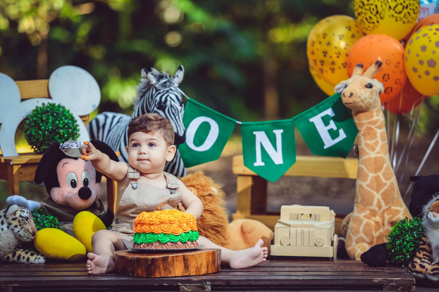 Gabriel smash the cake